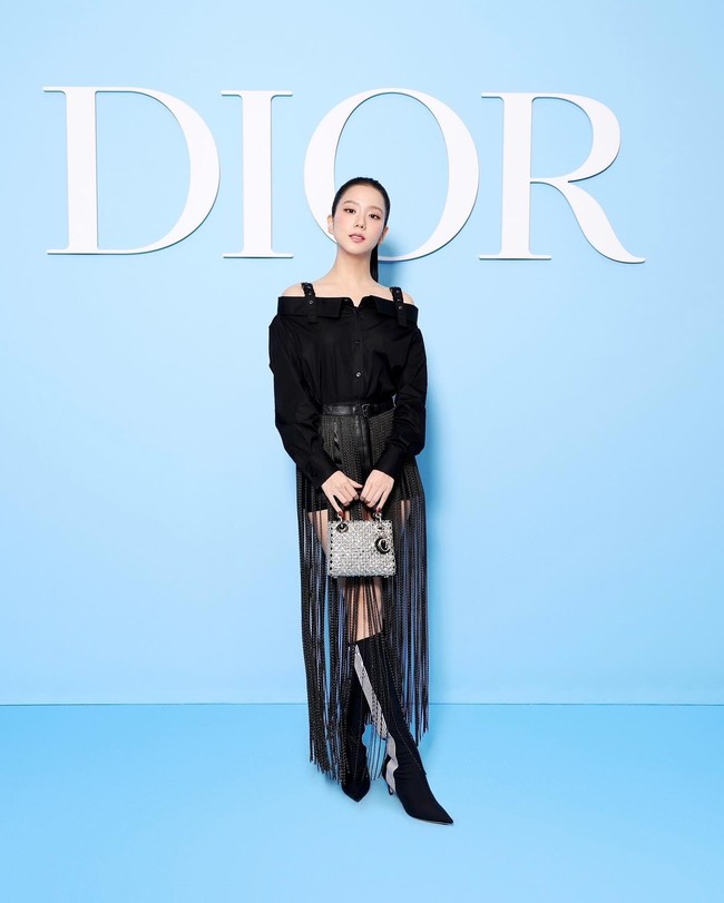 Jisoo BLACKPINK terbang ke Paris untuk menghadiri Christian Dior RTW Spring 2025 show, Selasa (24/9/2024) waktu setempat. Foto: dok. Instagram @sooyaaa__