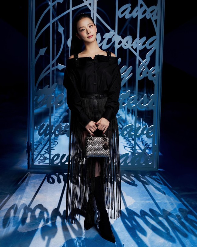 Tampil dengan busana serba hitam. Jisoo BLACKPINK memakai off-the-shoulder button down top dengan sheer fringe skirt. Tak ketinggalan koleksi heeled boots Dior. Foto: dok. Instagram @sooyaaa__