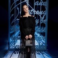 Tampil dengan busana serba hitam. Jisoo BLACKPINK memakai off-the-shoulder button down top dengan sheer fringe skirt. Tak ketinggalan koleksi heeled boots Dior. Foto: dok. Instagram @sooyaaa__