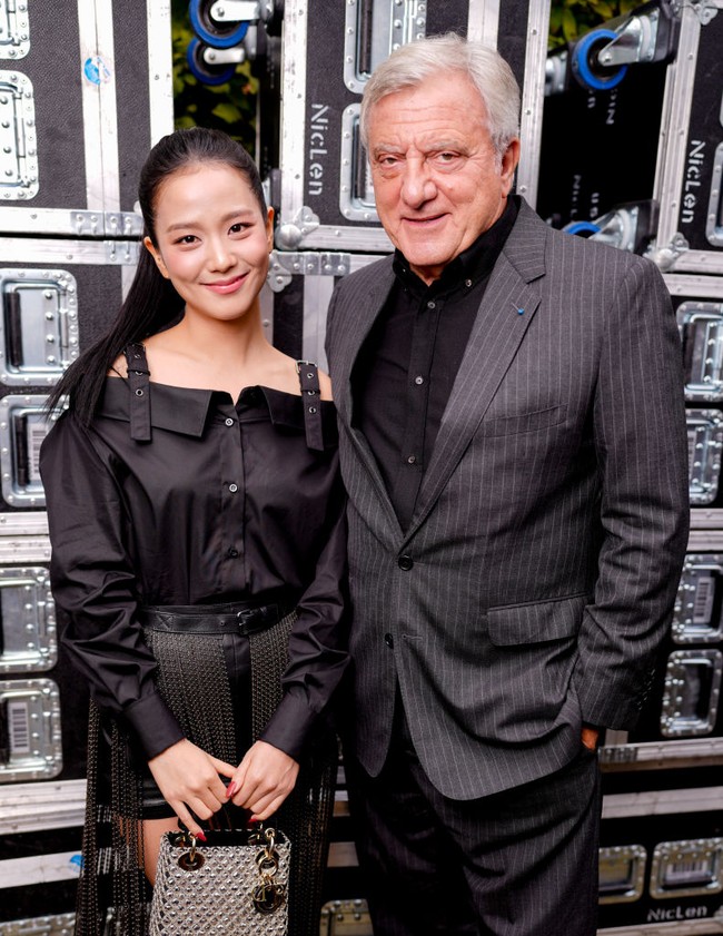 Terhitung sudah lima tahun Jisoo BLACKPINK menjalin kerjasama dengan Dior. Ini penampilannya saat berfoto dengan CEO LVMH Fashion Group, Sidney Toledano. Foto: Swan Gallet/WWD via Getty Images
