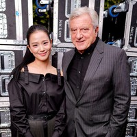 Terhitung sudah lima tahun Jisoo BLACKPINK menjalin kerjasama dengan Dior. Ini penampilannya saat berfoto dengan CEO LVMH Fashion Group, Sidney Toledano. Foto: Swan Gallet/WWD via Getty Images