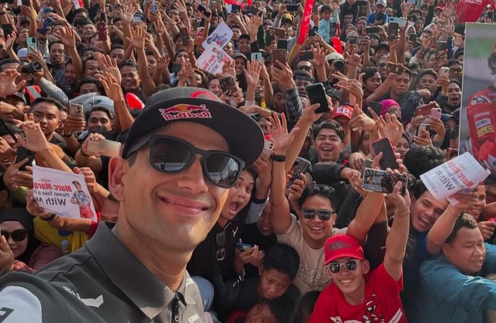Pose selfie Rider Ducati Prima Pramac Racing Jorge Martin seusai mengikuti acara parade di Mataram. Foto: (89jorgemartin)