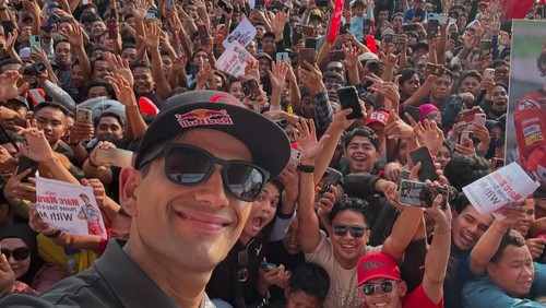 Pose selfie Rider Ducati Prima Pramac Racing Jorge Martin seusai mengikuti acara parade di Mataram. Foto: (89jorgemartin)