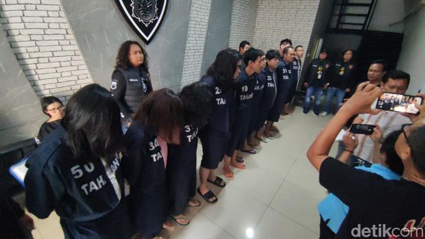 Para pelaku judi kasino saat menjalani pemeriksaan lanjutan di Semarang, Rabu (25/9/2024).