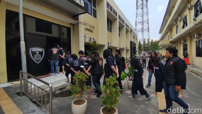 Para pelaku judi kasino saat menjalani pemeriksaan lanjutan di Semarang, Rabu (25/9/2024).