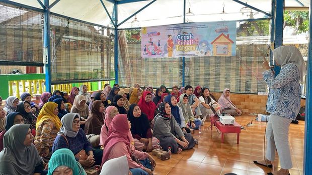 Puluhan ibu Jumantik warga Kampung Lio, Depok mengikuti penyuluhan tentang  deteksi dini penyakit DBD dari para hali Fakultas Kedokteran UI, Rabu (25/9/2024)