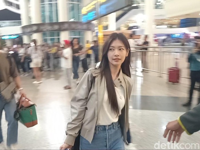Jung Hae In (topi hitam) dan Kim Yoon Ji alias Jung So Min mendarat di Bandara Internasional Ngurah Rai, Selasa (24/9/2024), sekira pukul 23.10 Wita. (Aryo Mahendro/detikBali).