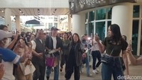 Tak ada pengawalan khusus saat Jung Hae In tiba di Bandara Ngurah Rai. Ia hanya dikawal petugas bandara dan stafnya.