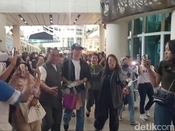 Tak ada pengawalan khusus saat Jung Hae In tiba di Bandara Ngurah Rai. Ia hanya dikawal petugas bandara dan stafnya.