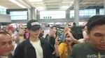 7 Potret Jung Hae In dan Jung So Min di Bandara Ngurah Rai Bali