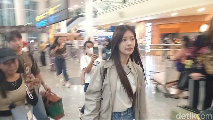 Jung Hae In (topi hitam) dan Kim Yoon Ji alias Jung So Min mendarat di Bandara Internasional Ngurah Rai, Selasa (24/9/2024), sekira pukul 23.10 Wita. (Aryo Mahendro/detikBali).