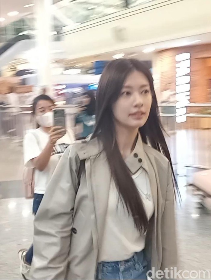 Jung Hae In (topi hitam) dan Kim Yoon Ji alias Jung So Min mendarat di Bandara Internasional Ngurah Rai, Selasa (24/9/2024), sekira pukul 23.10 Wita. (Aryo Mahendro/detikBali).