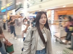 Jung So Min sudah terlihat berjalan dari ruang pemeriksaan imigrasi hingga ke lobi terminal kedatangan internasional pukul 23.52 Wita.