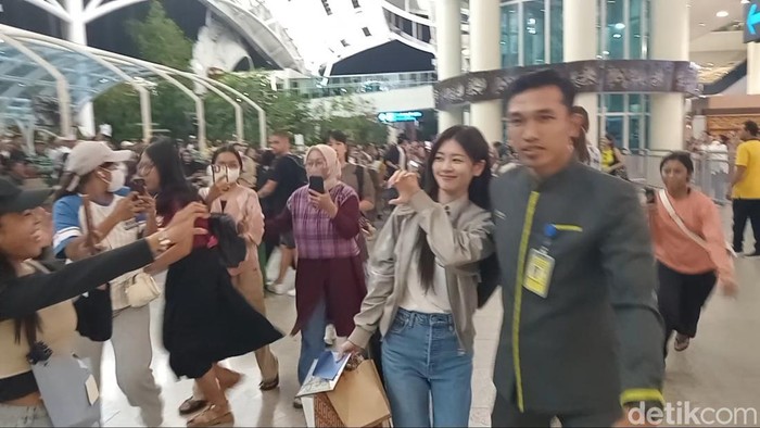 Jung Hae In (topi hitam) dan Kim Yoon Ji alias Jung So Min mendarat di Bandara Internasional Ngurah Rai, Selasa (24/9/2024), sekira pukul 23.10 Wita. (Aryo Mahendro/detikBali). Jung Hae In (topi hitam) dan Kim Yoon Ji alias Jung So Min mendarat di Bandara Internasional Ngurah Rai, Selasa (24/9/2024), sekira pukul 23.10 Wita. (Aryo Mahendro/detikBali).