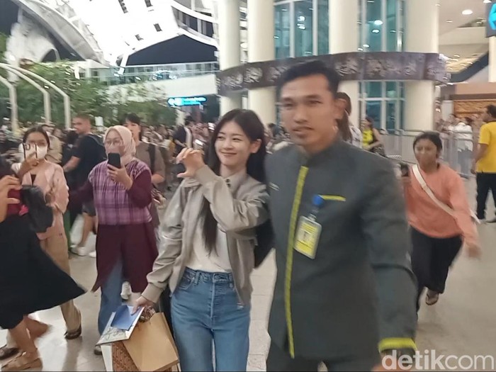 Jung Hae In (topi hitam) dan Kim Yoon Ji alias Jung So Min mendarat di Bandara Internasional Ngurah Rai, Selasa (24/9/2024), sekira pukul 23.10 Wita. (Aryo Mahendro/detikBali).