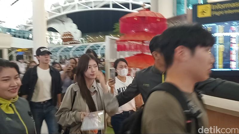 Jung Hae In (topi hitam) dan Kim Yoon Ji alias Jung So Min mendarat di Bandara Internasional Ngurah Rai, Selasa (24/9/2024), sekira pukul 23.10 Wita. (Aryo Mahendro/detikBali).