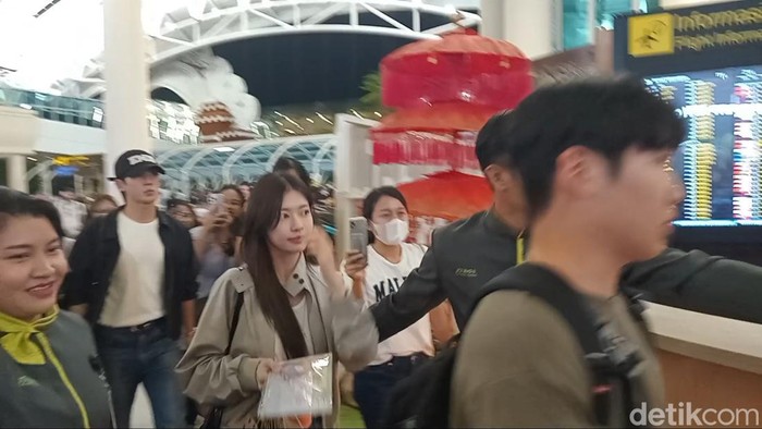 Jung Hae In (topi hitam) dan Kim Yoon Ji alias Jung So Min mendarat di Bandara Internasional Ngurah Rai, Selasa (24/9/2024), sekira pukul 23.10 Wita. (Aryo Mahendro/detikBali).