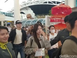 Selama berjalan dari lobi terminal kedatangan internasional ke parkiran mobil, puluhan penggemar berteriak kegirangan. Mereka langsung menyerbu dua selebriti Korea Selatan itu dan meneriakkan kata Annyeonghaseyo atau selamat datang dalam bahasa Korea, eonni atau kakak perempuan, dan oppa atau kakak laki-laki.