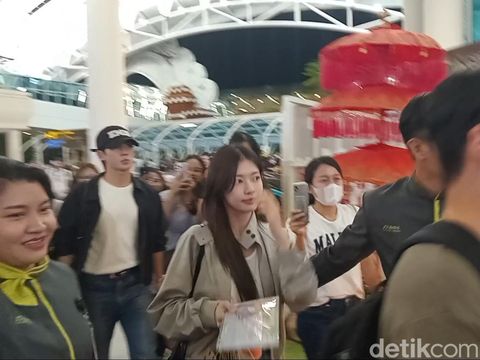 Jung Hae In (topi hitam) dan Kim Yoon Ji alias Jung So Min mendarat di Bandara Internasional Ngurah Rai, Selasa (24/9/2024), sekira pukul 23.10 Wita. (Aryo Mahendro/detikBali).