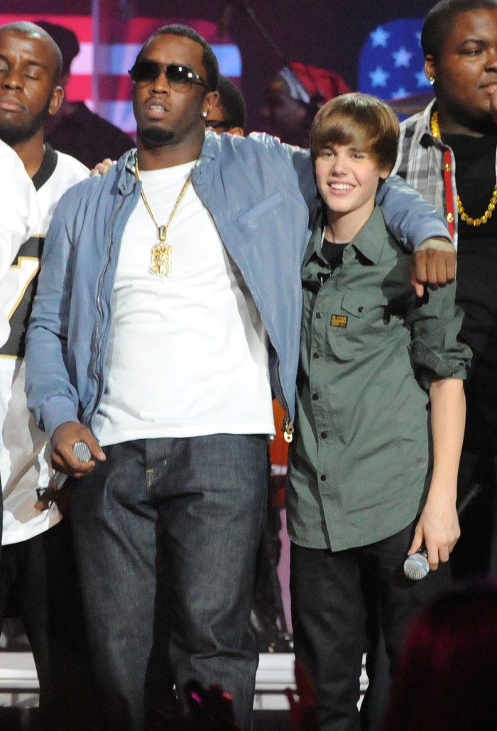 Justin Bieber dan P Diddy LOS ANGELES, CA - NOVEMBER 22: Sean Combs and Justin Bieber onstage during the 2015 American Music Awards at Microsoft Theater on November 22, 2015 in Los Angeles, California. (Photo by Kevin Mazur/AMA2015/WireImage)