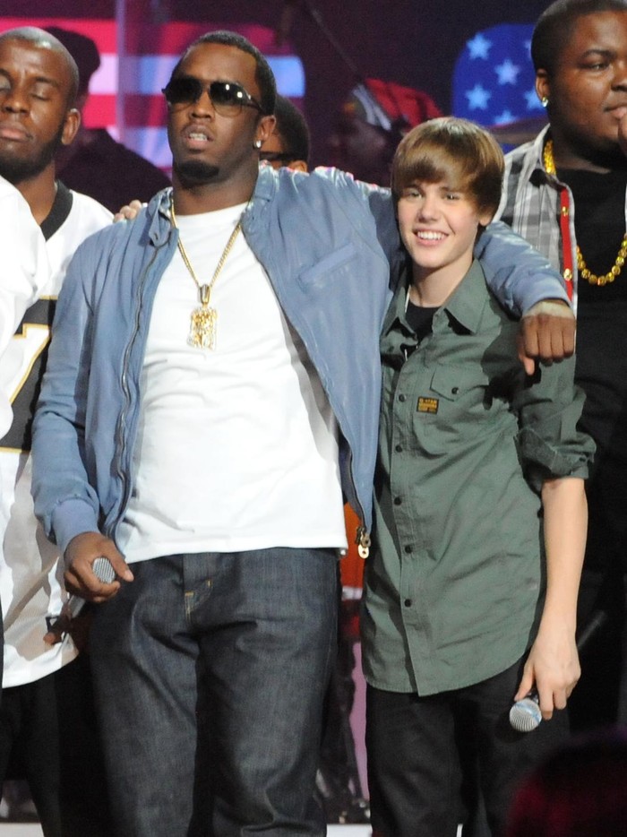 LOS ANGELES, CA - NOVEMBER 22:  Sean Combs and Justin Bieber onstage during the 2015 American Music Awards at Microsoft Theater on November 22, 2015 in Los Angeles, California.  (Photo by Kevin Mazur/AMA2015/WireImage)