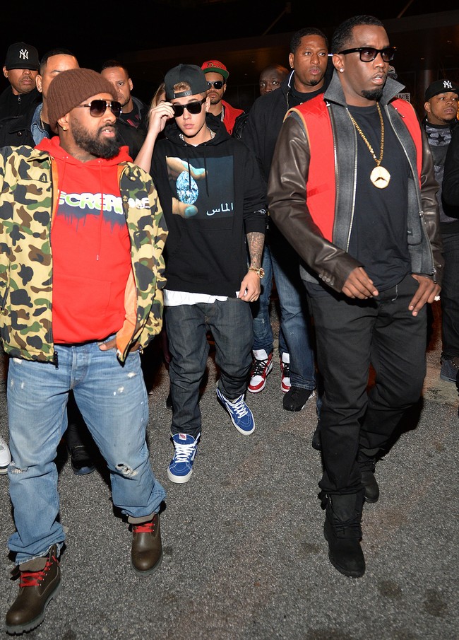 Pada 16 September 2024, rapper 54 tahun itu ditangkap di New York dengan tuduhan perdagangan manusia, prostitusi, dan pemerasan. Tuduhan tersebut disangkal oleh Diddy melalui pernyataan resmi dari pengacaranya. Justin Bieber, yang sudah lama menjalin persahabatan dengan Diddy, kabarnya merasa terganggu dengan status hukum Diddy tersebut. Foto: WireImage/Kevin Mazur/AMA2015