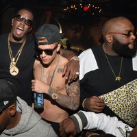 Tampak Justin Bieber tanpa kaus. Bieber yang kala itu berusia 20 tahun tampak dipeluk oleh Diddy. Foto: WireImage/Kevin Mazur/AMA2015