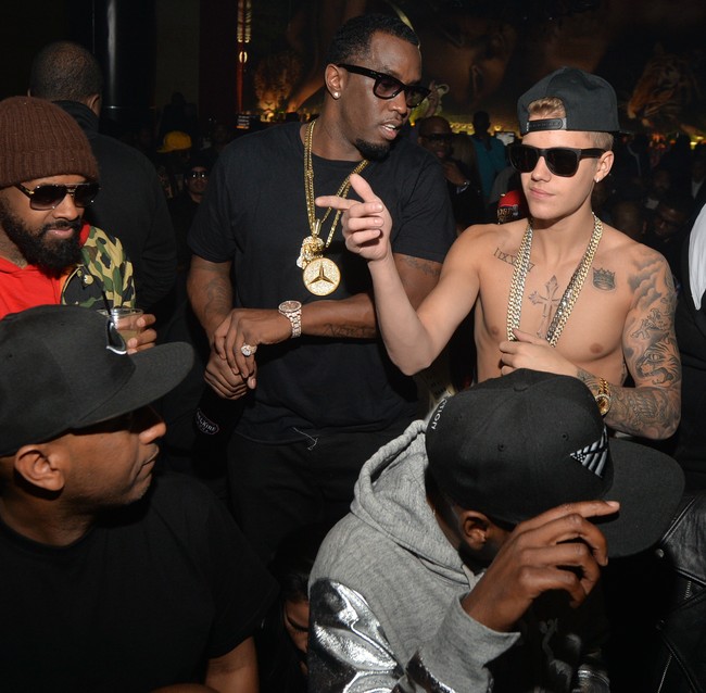Inilah potret kebersamaan Bieber dan Diddy saat berpesta bersama di sebuah Lounge di Atlanta. Momen ini terjadi pada tahun 2014. Foto: WireImage/Kevin Mazur/AMA2015