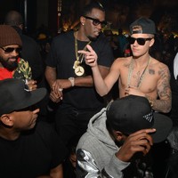 Inilah potret kebersamaan Bieber dan Diddy saat berpesta bersama di sebuah Lounge di Atlanta. Momen ini terjadi pada tahun 2014. Foto: WireImage/Kevin Mazur/AMA2015