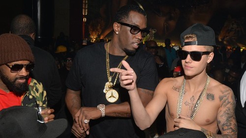 LOS ANGELES, CA - NOVEMBER 22:  Sean Combs and Justin Bieber onstage during the 2015 American Music Awards at Microsoft Theater on November 22, 2015 in Los Angeles, California.  (Photo by Kevin Mazur/AMA2015/WireImage)