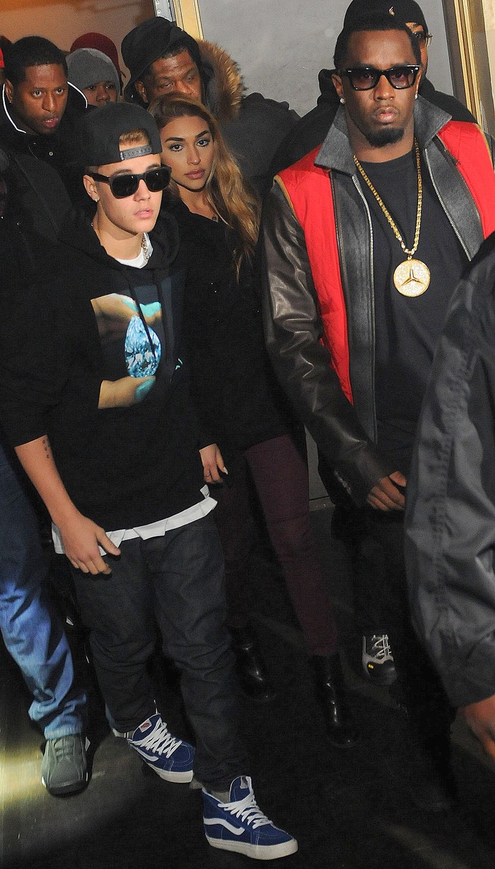 Justin Bieber dan P Diddy LOS ANGELES, CA - NOVEMBER 22: Sean Combs and Justin Bieber onstage during the 2015 American Music Awards at Microsoft Theater on November 22, 2015 in Los Angeles, California. (Photo by Kevin Mazur/AMA2015/WireImage)