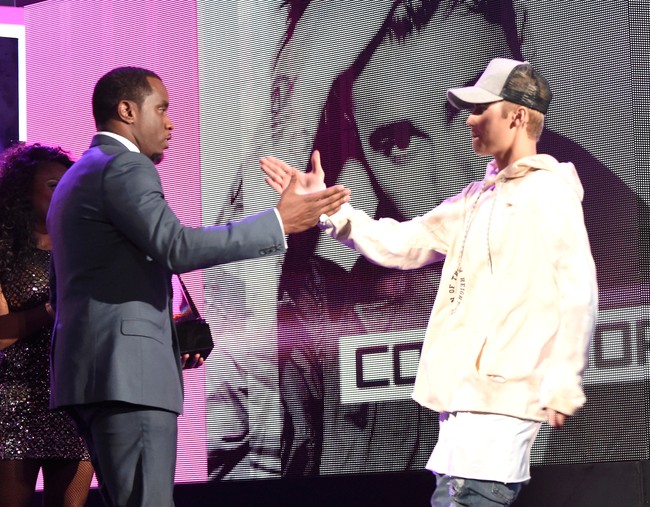 Salah satu momen yang jadi viral adalah saat Diddy mengatakan akan menghabiskan waktu bersama Bieber dalam 48 jam. Kala itu, Bieber masih berusia 15 tahun. Banyak netizen yang kini mengkhawatirkannya dan bertanya-tanya ada kejadian apa yang terjadi  di masa lalu.  Foto: WireImage/Kevin Mazur/AMA2015