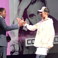 Salah satu momen yang jadi viral adalah saat Diddy mengatakan akan menghabiskan waktu bersama Bieber dalam 48 jam. Kala itu, Bieber masih berusia 15 tahun. Banyak netizen yang kini mengkhawatirkannya dan bertanya-tanya ada kejadian apa yang terjadi  di masa lalu.  Foto: WireImage/Kevin Mazur/AMA2015