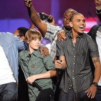 Hubungan dekat antara Justin Bieber dan P Diddy kembali menjadi sorotan setelah Diddy terseret dalam skandal pelecehan seksual. Sejumlah video yang memperlihatkan interaksi antara Bieber saat remaja dan Diddy kembali viral di media sosial, menimbulkan kekhawatiran penggemar Bieber. Foto: WireImage/Kevin Mazur/AMA2015