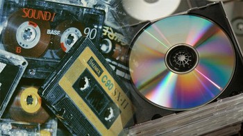 Dengar musik pakai kaset. Foto: Capture via Bored Panda