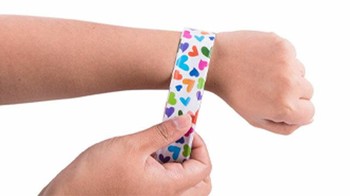 Gelang selepet buat si modis. Kira-kira kapan ya, bakal hype lagi? Foto: Amazon via Bored Panda