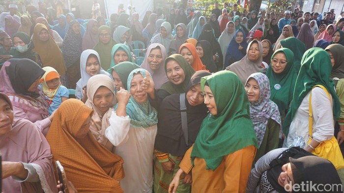 Cagub Sitti Rohmi di Lombok Timur, Rabu (25/9/2024). (Helmy Akbar/detikBali)