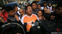 Pada hari pertama kampanye Si Doel sapaan akrab Rano Karno bertemu warga di Kecamatan Jagakarsa.  