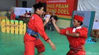 Atraksi palang pintu meramaikan deklarasi dukungan pemuda kaum Betawi untuk Pramono Anung-Rano Karno.  