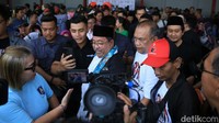 Rano Karno memberikan keterangan pers usai menghadiri deklarasi dukungan untuknya.  