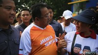 Calon wakil gubernur no urut 3 Rano Karno berbincang dengan warga di depan Pasar Lenteng Agung, Jagakarsa, Jakarta Selatan, Rabu (25/9/2024).  