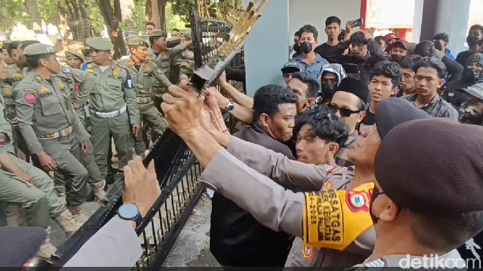 Massa Ammar menggeruduk Kantor Gubernur Sulsel menolak Suhartina Bohari sebagai Plt Bupati Maros. Aksi berujung saling dorong dengan keamanan.