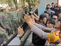 Massa Tolak Suhartina Jadi Plt Bupati Maros Rusak Pagar Kantor Gubernur Sulsel