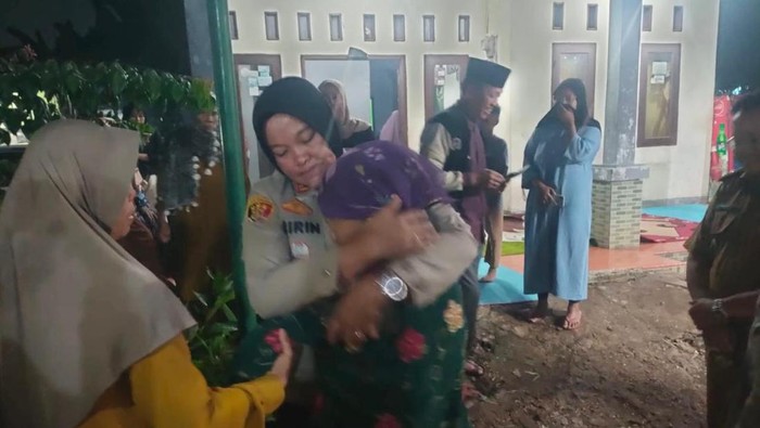 Kapolsek Bantargebang AKP Ririn Sri Damayanti bertakziah ke rumah duka salah satu korban tewas di Kali Bekasi.