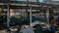 Kebakaran yang terjadi pada bangunan gereja tersebut merembet ke SMP Kristen Palangka Raya sehingga menghanguskan empat ruangan kelas. 