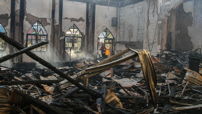 Kebakaran gereja dan bangunan sekolah di Palangka Raya Petugas pemadam kebakaran melakukan pendinginan pada puing bangunan Gereja Maranatha yang hangus terbakar di Palangka Raya, Kalimantan Tengah, Selasa (24/9/2024). Kebakaran yang terjadi pada bangunan gereja tersebut merembet ke SMP Kristen Palangka Raya sehingga menghanguskan empat ruangan kelas, sementara penyebab kebakaran masih dalam penyelidikan kepolisian. ANTARA FOTO/Auliya Rahman/aww.