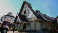 Petugas pemadam kebakaran melakukan pendinginan pada puing bangunan Gereja Maranatha yang hangus terbakar di Palangka Raya, Kalimantan Tengah, Selasa (24/9/2024). 