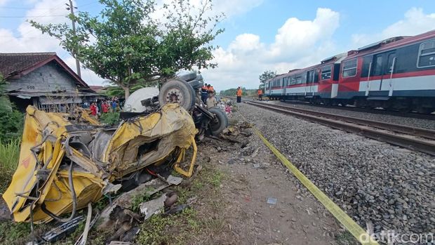 Kondisi pos jaga perlintasan yang tertimpa truk pengaduk semen di Dusun Gubug, Kalurahan Argosari, Sedayu, Bantul, Rabu (25/9/2024).