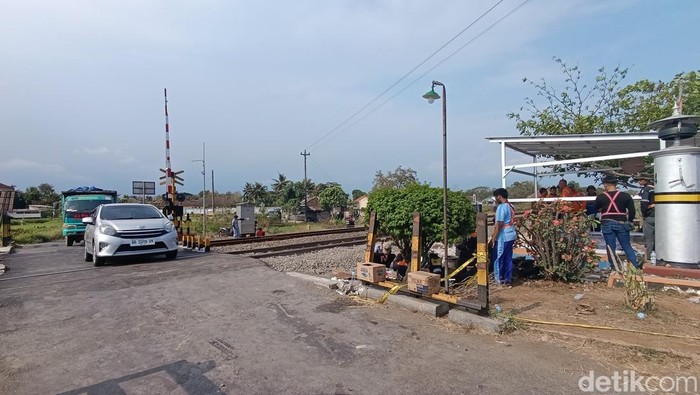 Kondisi terkini setelah pintu perlintasan JPL 614 Sedayu, Bantul dibuka usai sempat ditutup pascatabrakan KA Taksaka dan truk molen, Rabu sore (25/9/2024).