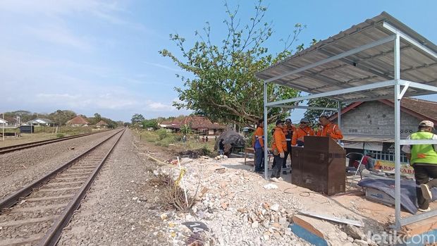 Kondisi terkini setelah pintu perlintasan JPL 614 Sedayu, Bantul dibuka usai sempat ditutup pascatabrakan KA Taksaka dan truk molen, Rabu sore (25/9/2024).